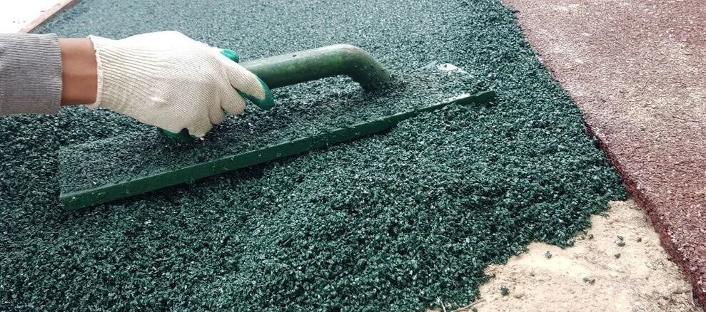 Можно ли укладывать резиновое покрытие на грунт в Тобольске?